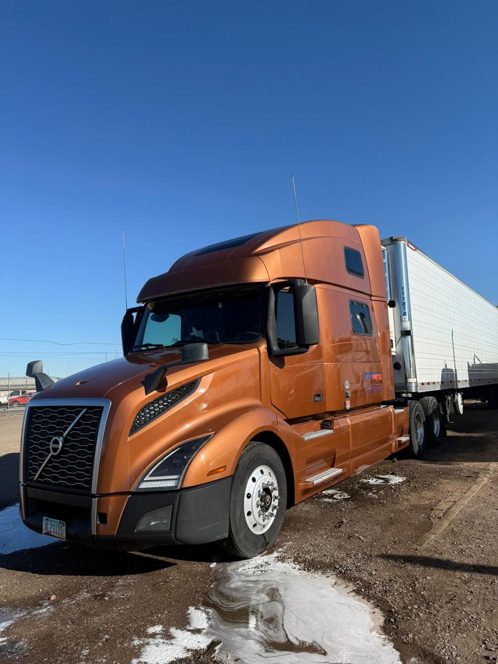 Tranzporter Volvo VNL coupled to its 53-foot reefer