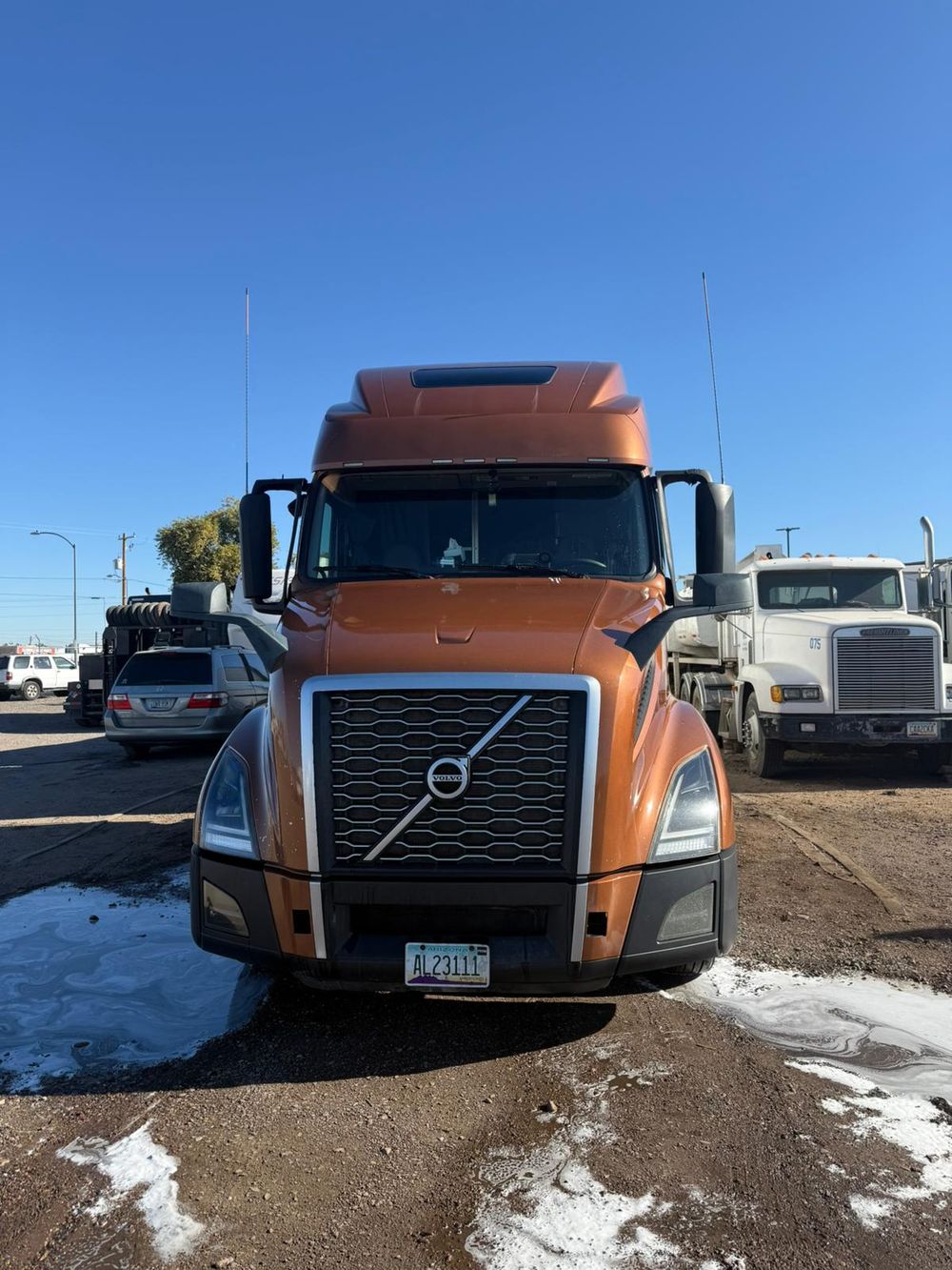 Front view of the Tranzporter Volvo VNL