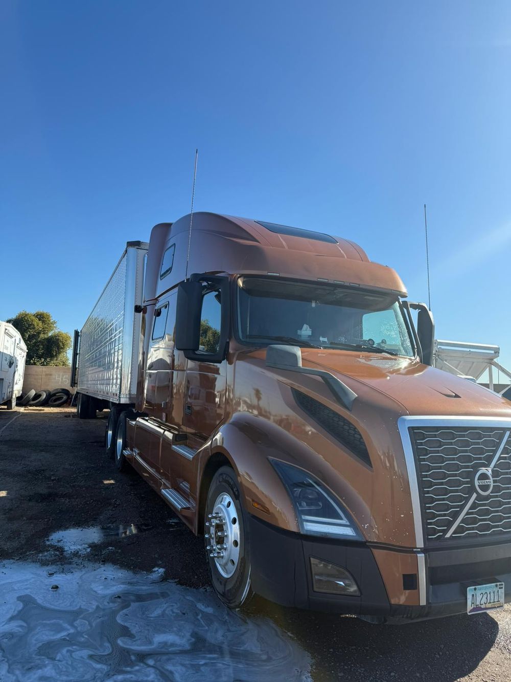 Tranzporter Volvo and refrigerated trailer, passenger side