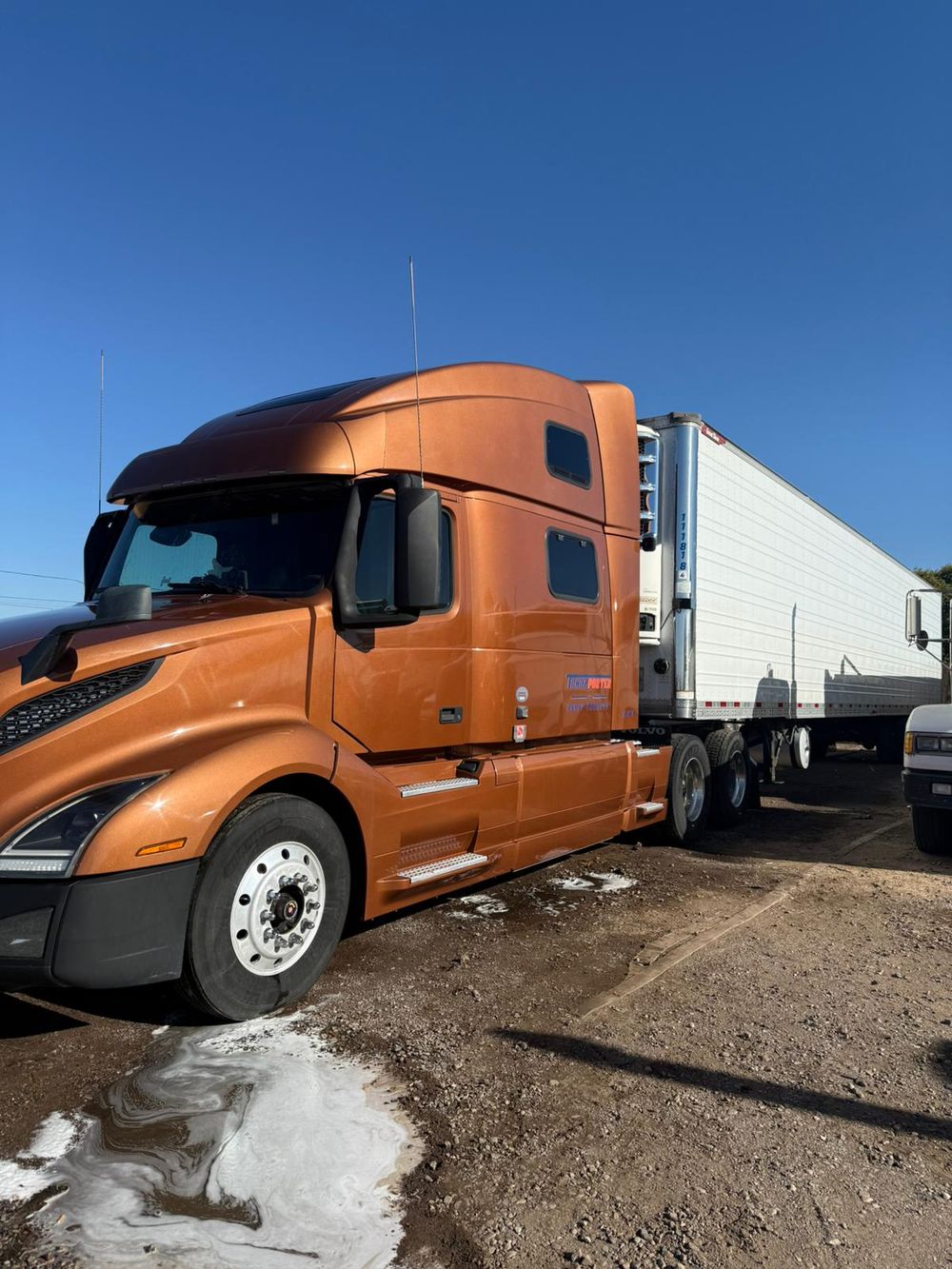 Side profile of the Tranzporter rig with the reefer trailer